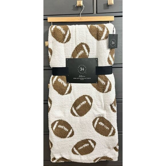 artisan 34 Other - NWT Artisan 34 TikTok Viral Football Feather Knit Throw Blanket